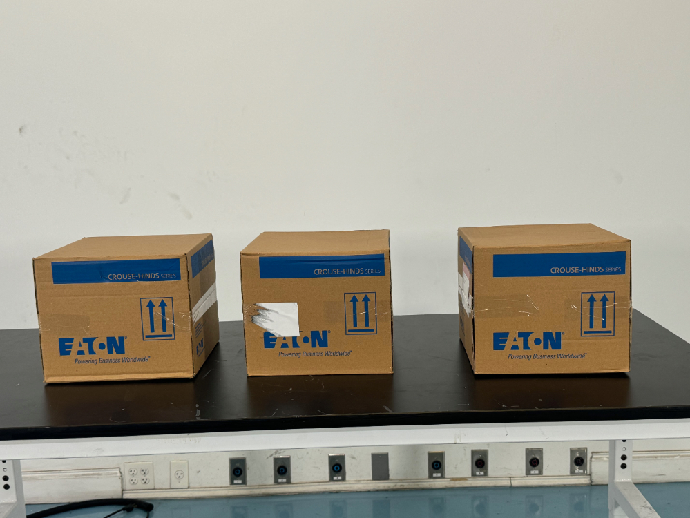 Image of Unused Eaton CHAMP Series Explosion Proof LED Lights - Quantity 3